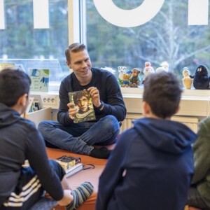 Bild på ungdomar i ett skolbibliotek.