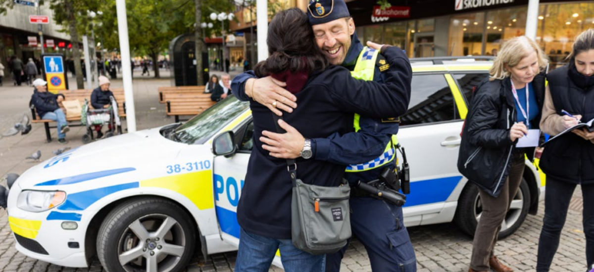 Polis och kommun är på stan och möter medborgare och näringsidkare.