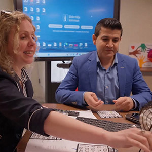 Medarbetare på Hovsjö hemtjänst spelar ett spel. 