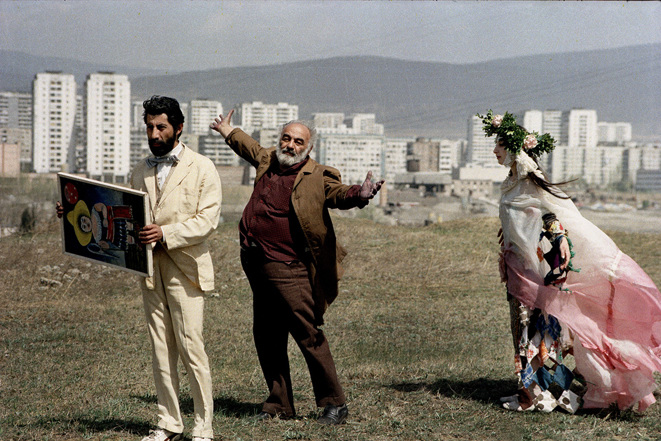 Bild på två män och en kvinna.