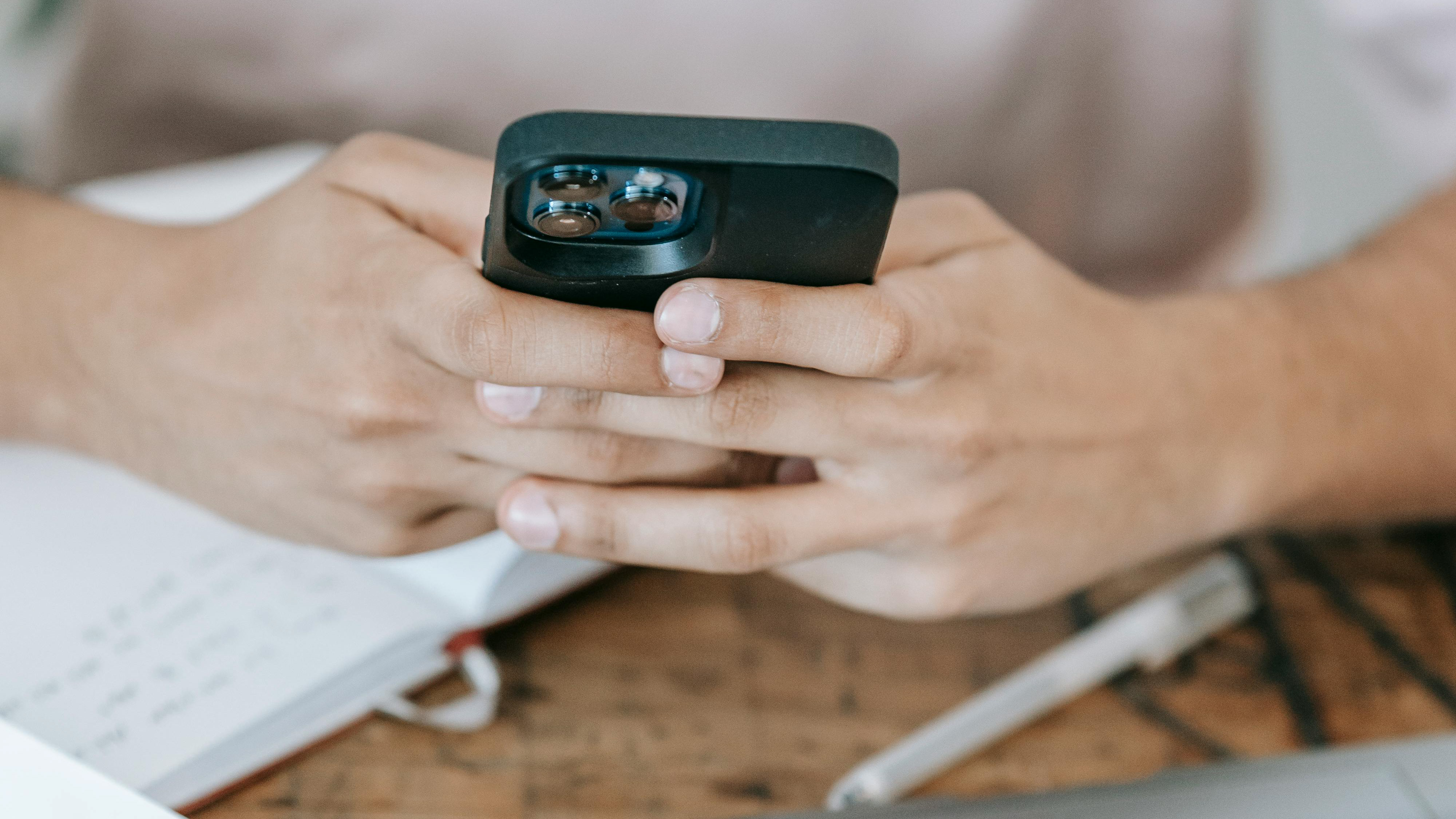 Bild på händer som håller i en telefon