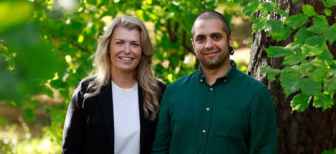 Foto på två medarbetare.