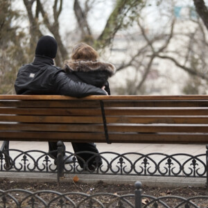 bild på par som sitter på parkbänk