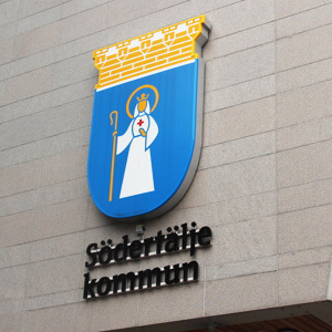 Södertälje Stadshus exteriör bild med komunvapnet.