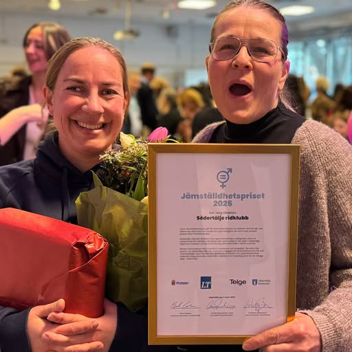 På bilden: Glada pristagare Anna Smolander och Annelie Gradin från Södertälje ridklubb.