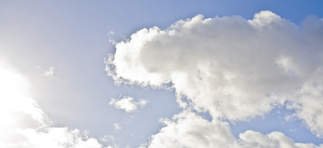 Moln på himmelen som lyses upp av solen