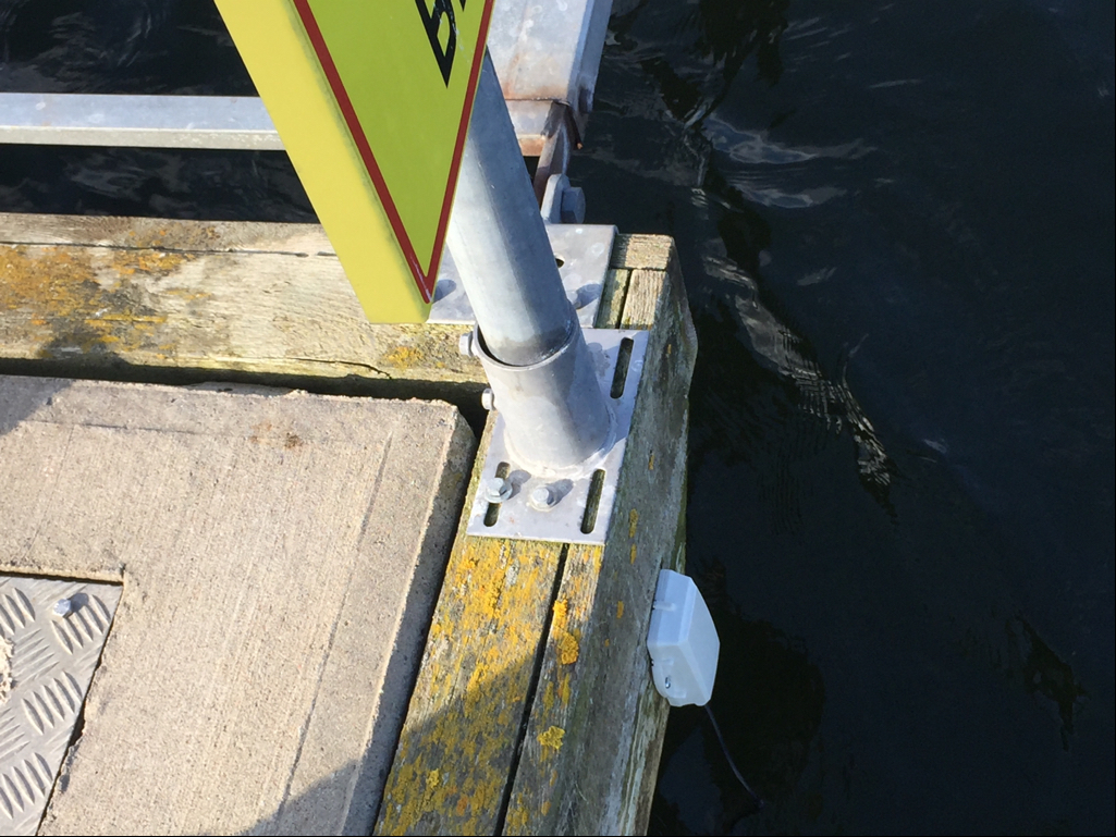 Bild på sensor monterad på brygga