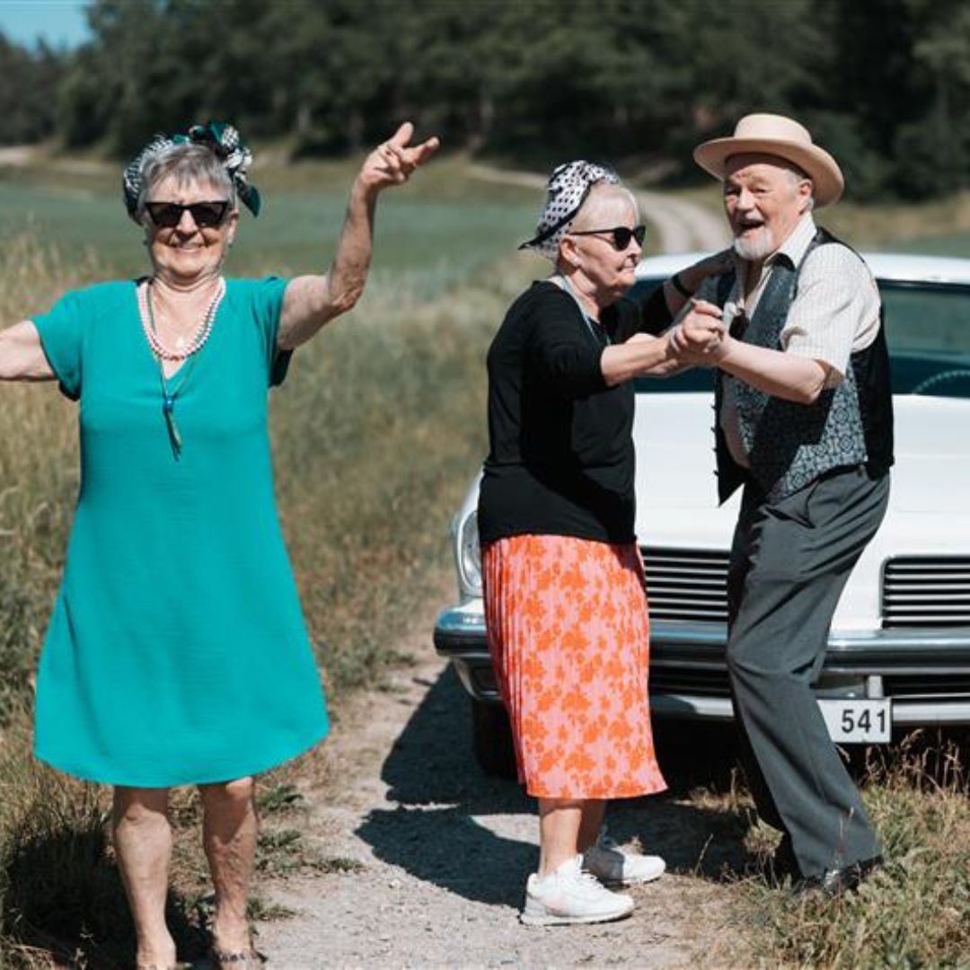 bild på äldre som dansar